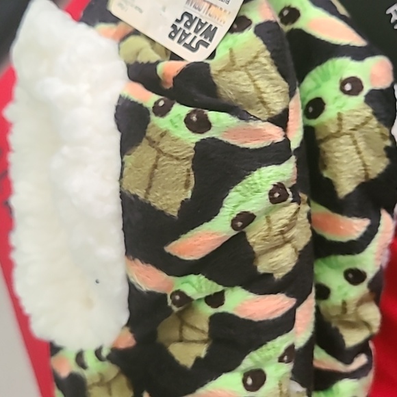 Star wars mandarolian kids fuzzy slipper socks - Picture 2 of 3